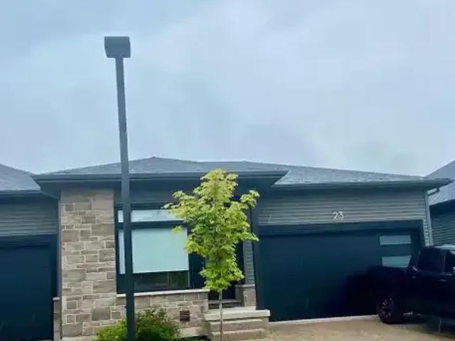 3 Bedroom Townhouse Niagara Falls ON 104895193