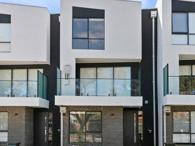 3 bedroom townhouse not to be missed!