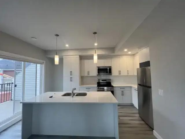 3 Bedroom Townhouse Airdrie AB LS105359959