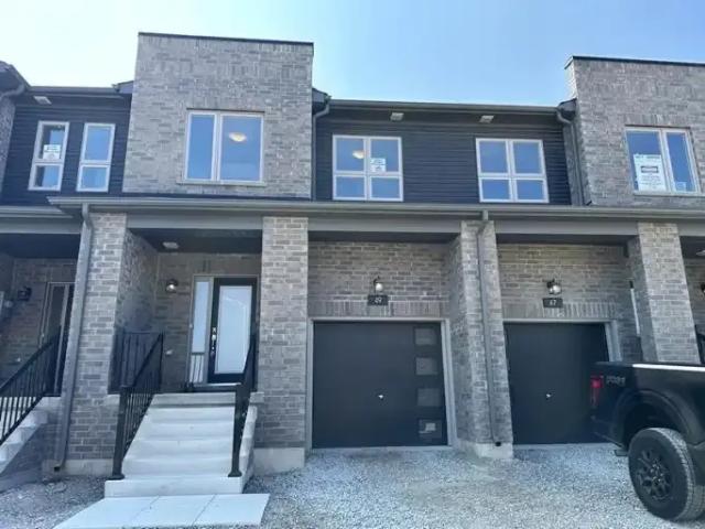 3 Bedroom Townhouse Barrie ON 104106573