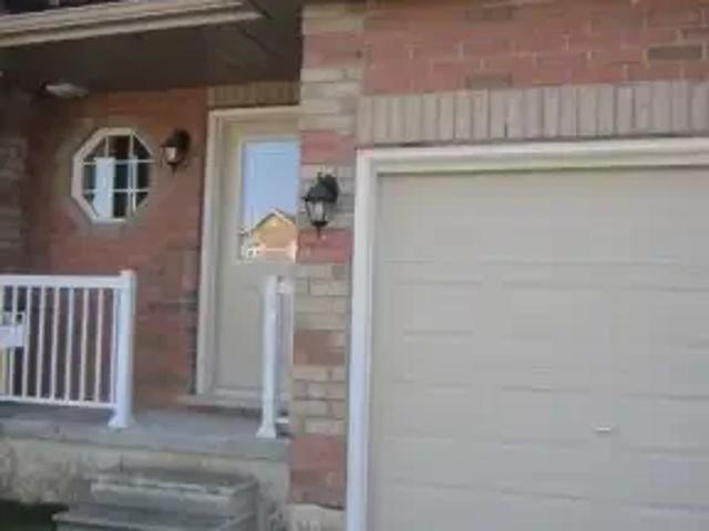 3 Bedroom Townhouse Barrie ON 105580802