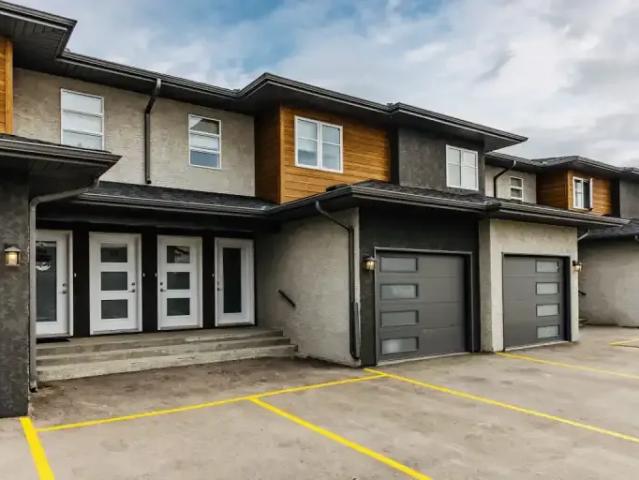 3 Bedroom Townhouse Blumenort MB 104940056