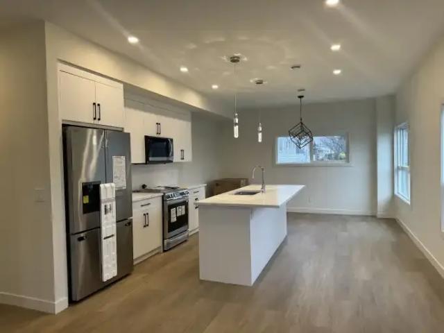3 Bedroom Townhouse Calgary AB 104181111