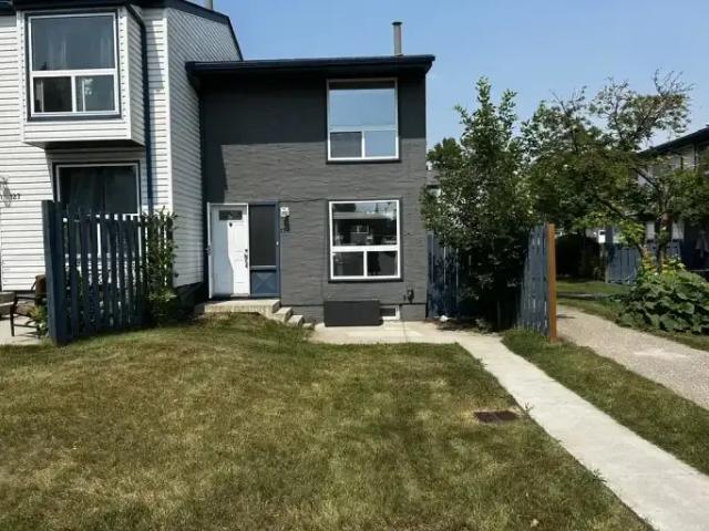 3 Bedroom Townhouse Calgary AB 104638368