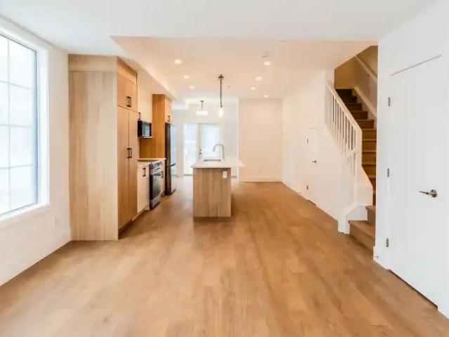 3 Bedroom Townhouse Calgary AB 104681818