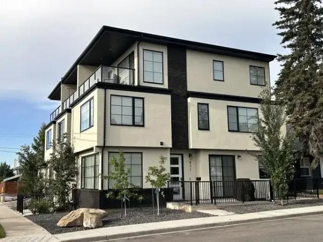 3 Bedroom Townhouse Calgary AB 104875933
