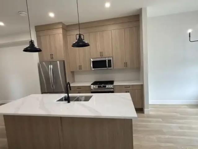 3 Bedroom Townhouse Calgary AB 104876368