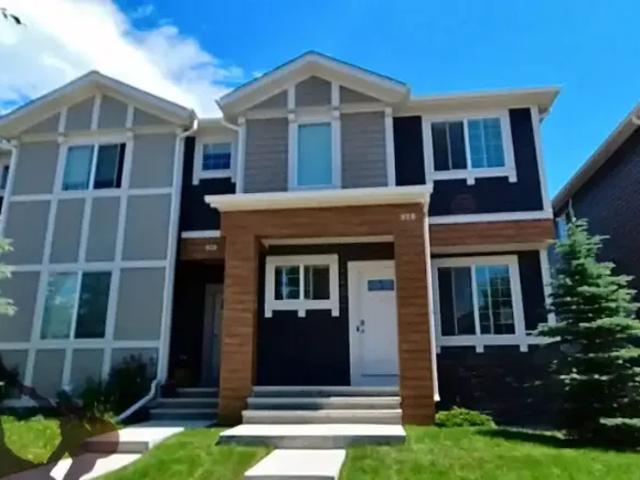 3 Bedroom Townhouse Calgary AB 104876641