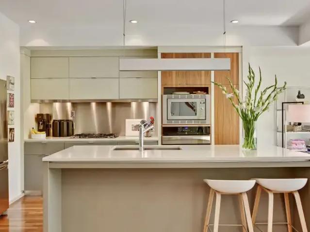 3 Bedroom Townhouse Calgary AB 104876723