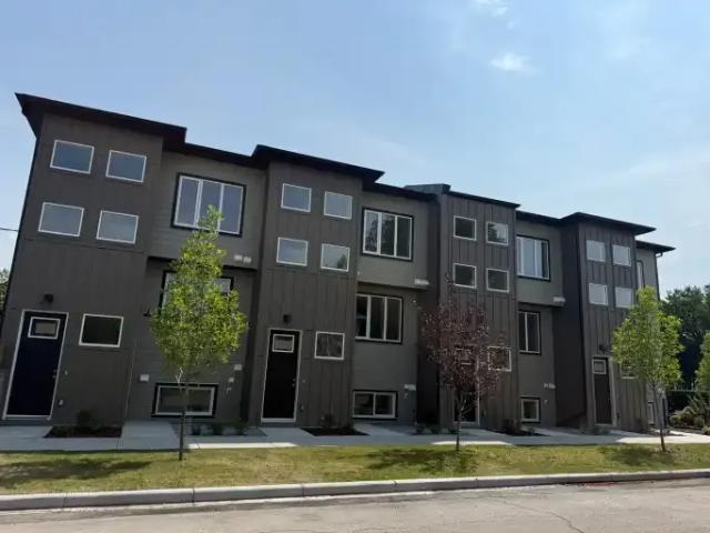 3 Bedroom Townhouse Calgary AB 104876796