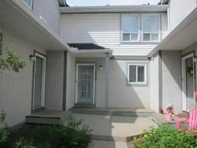 3 Bedroom Townhouse Calgary AB 104877029