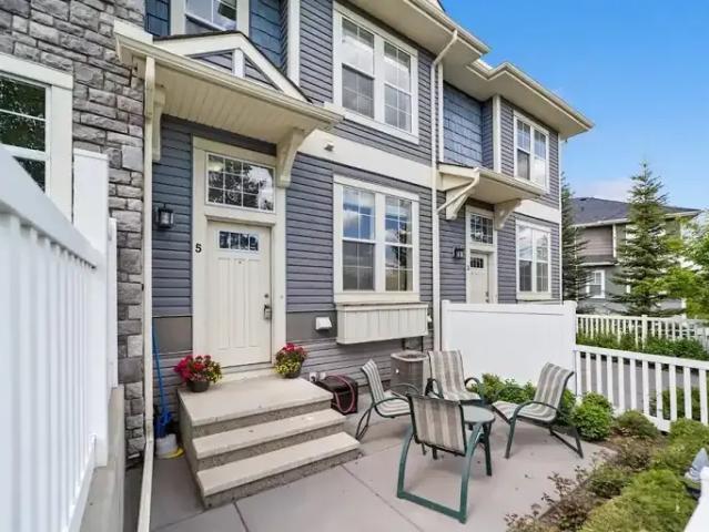 3 Bedroom Townhouse Calgary AB 104957429