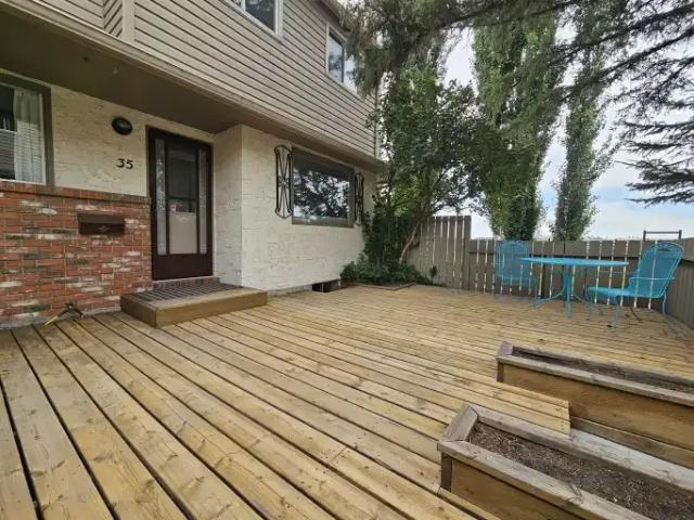 3 Bedroom Townhouse Calgary AB 104991514