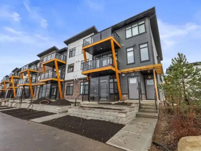 3 Bedroom Townhouse Calgary AB 104991561
