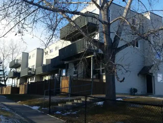 3 Bedroom Townhouse Calgary AB 104991615