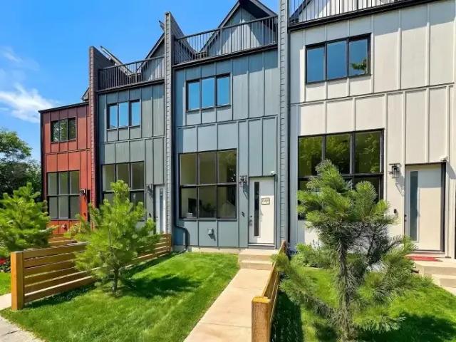 3 Bedroom Townhouse Calgary AB 105100756