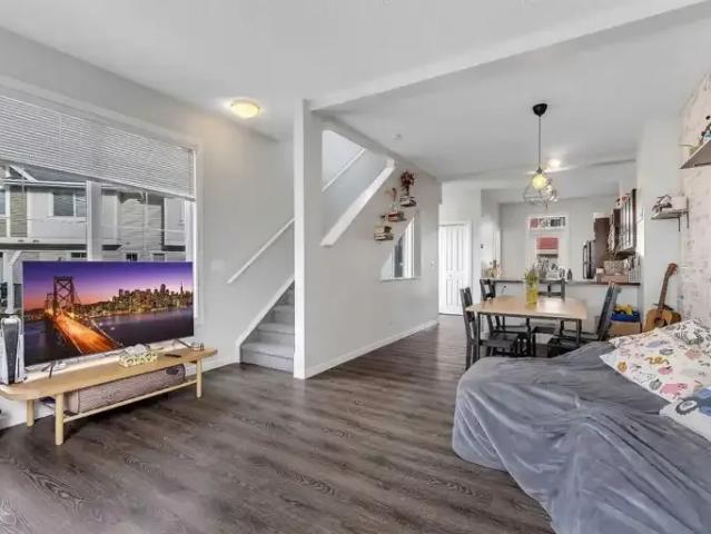 3 Bedroom Townhouse Calgary AB 105150638