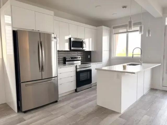 3 Bedroom Townhouse Calgary AB 105150922