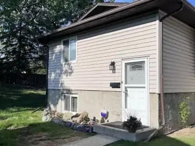 3 Bedroom Townhouse Calgary AB 105234828