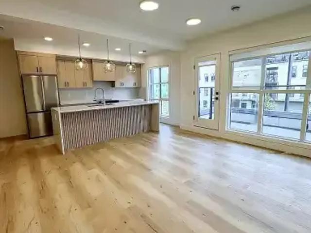 3 Bedroom Townhouse Calgary AB 105467077