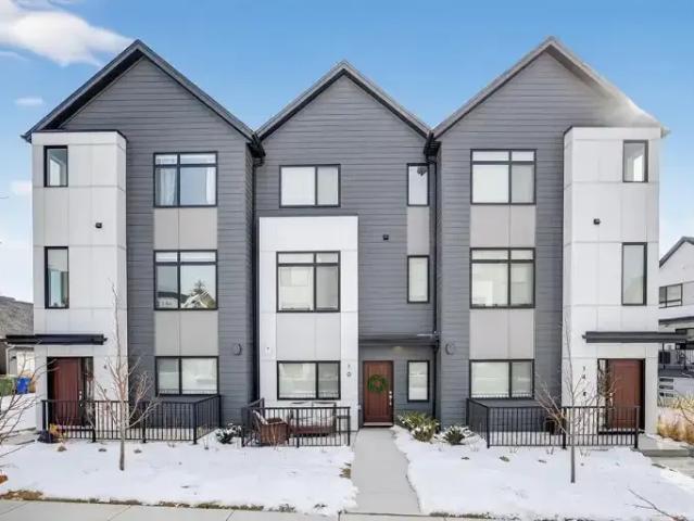 3 Bedroom Townhouse Calgary AB 105505710