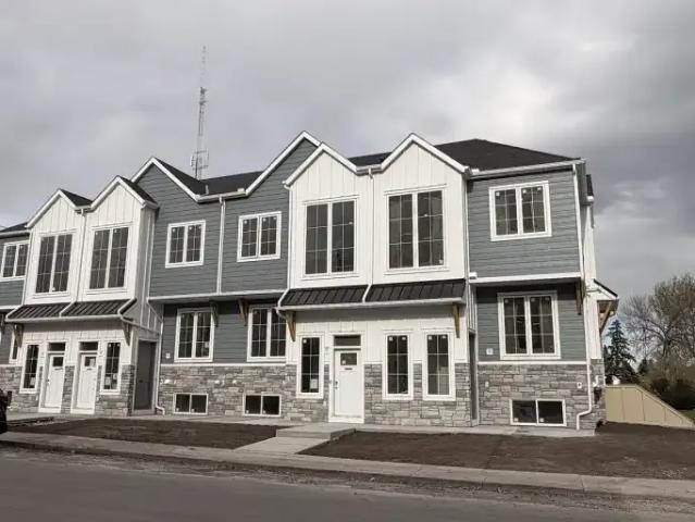 3 Bedroom Townhouse Calgary AB 105543497