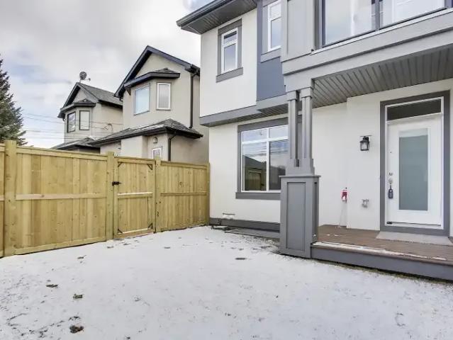 3 Bedroom Townhouse Calgary AB 105602276