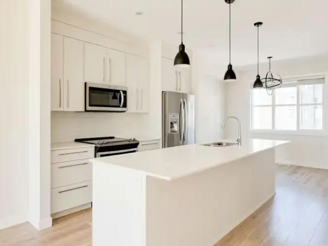 3 Bedroom Townhouse Calgary AB 105623528