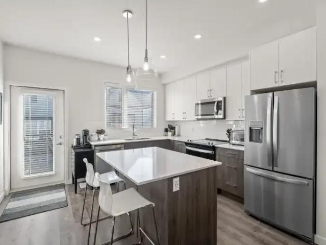 3 Bedroom Townhouse Calgary AB 105623592