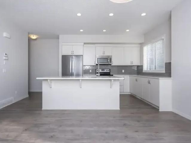 3 Bedroom Townhouse Calgary AB 105643261