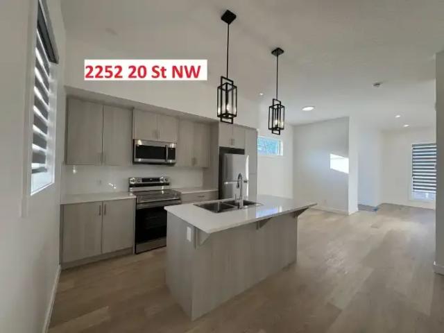 3 Bedroom Townhouse Calgary AB 105643527