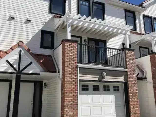 3 Bedroom Townhouse Calgary AB 105653958