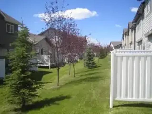 3 Bedroom Townhouse Calgary AB 102052461