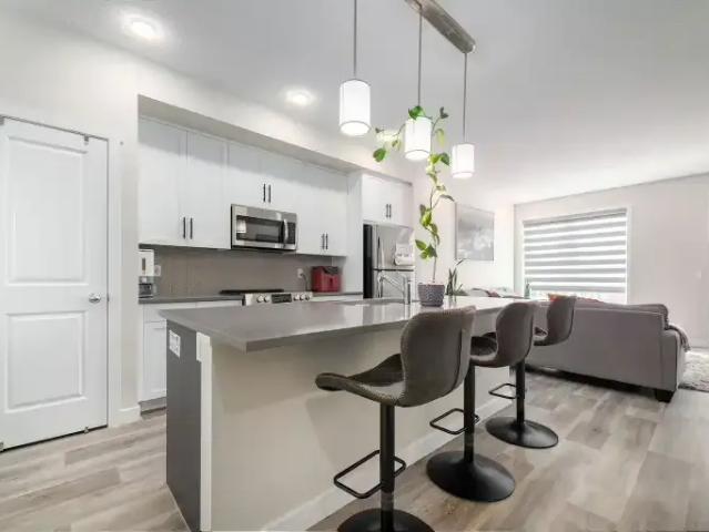 3 Bedroom Townhouse Calgary AB 103424383