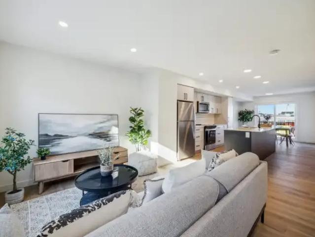 3 Bedroom Townhouse Chestermere AB 105394342