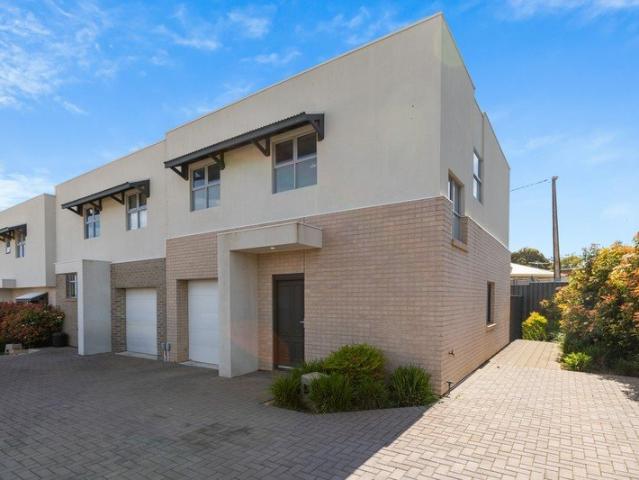 3 Bedroom Townhouse Close to the Beach