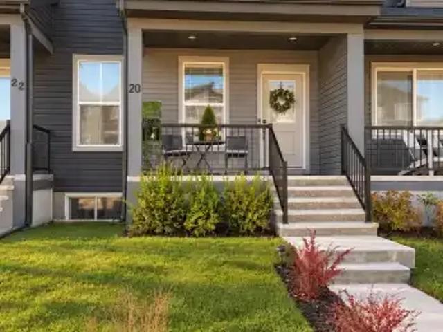 3 Bedroom Townhouse Cochrane AB 106031496
