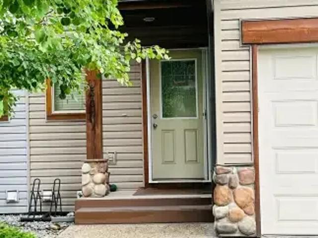 3 Bedroom Townhouse Cochrane AB 106223316