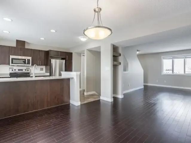 3 Bedroom Townhouse Devon AB 104972758