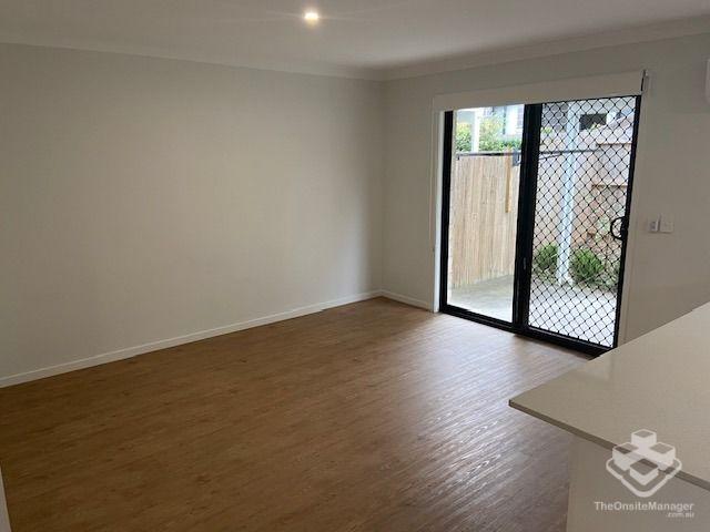3 BEDROOM TOWNHOUSE Double Garage, Air Cons, Pets Welcome