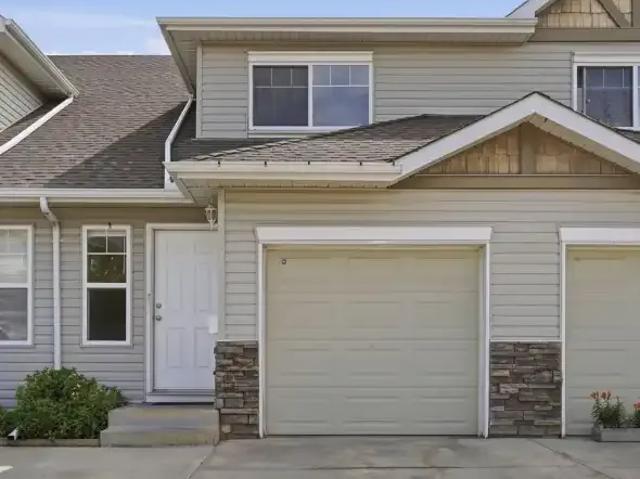 3 Bedroom Townhouse Edmonton AB 104434232