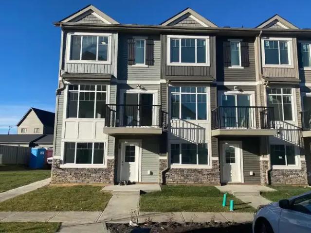 3 Bedroom Townhouse Edmonton AB 104990992
