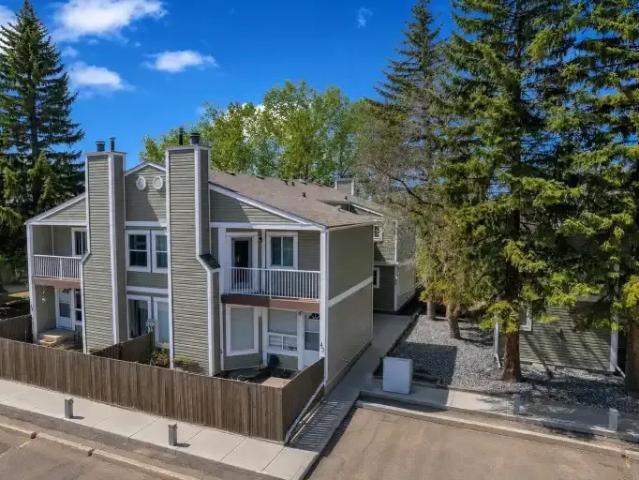 3 Bedroom Townhouse Edmonton AB 105186009