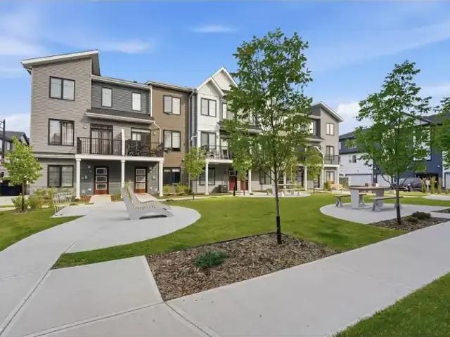 3 Bedroom Townhouse Edmonton AB 106031401