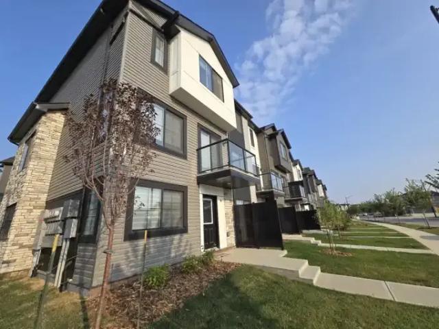 3 Bedroom Townhouse Edmonton AB 96250526