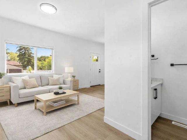 3 Bedroom townhouse for rent in Inglewood Furnished — 3 Bedrooms Townhouse
