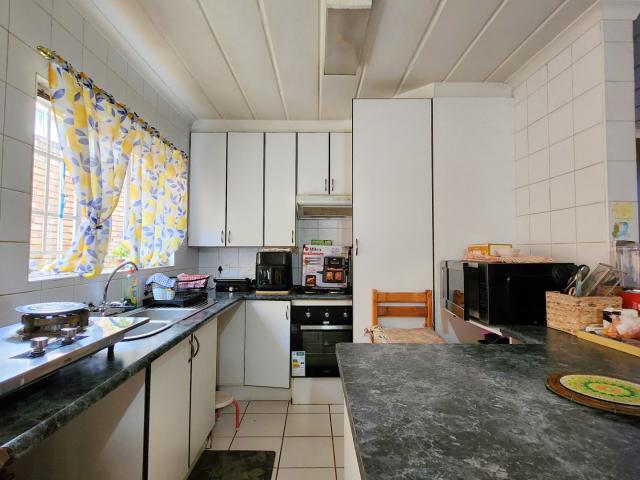 3 Bedroom Townhouse For Sale in Murrayfield