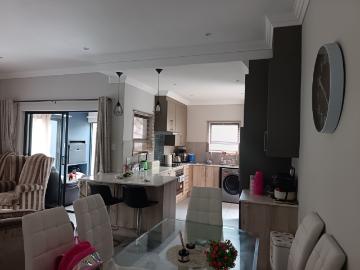 3 Bedroom Townhouse For Sale in Magalieskruin