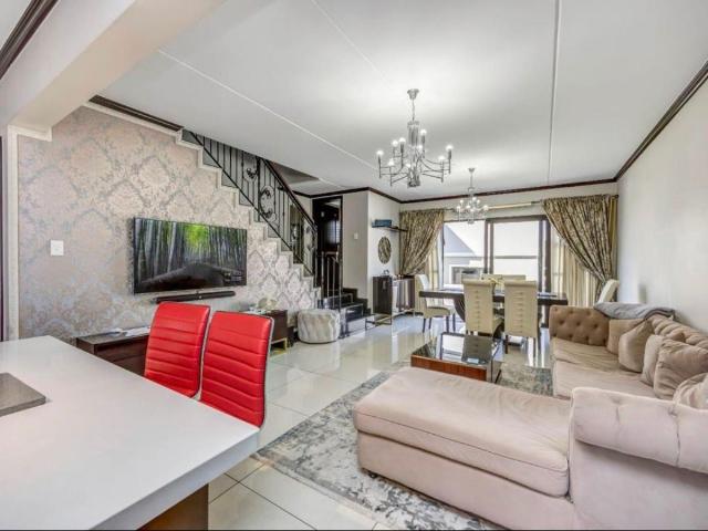 3 Bedroom Townhouse For Sale in Maroeladal