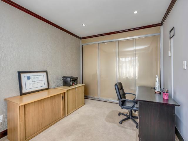 3 Bedroom Townhouse For Sale in Maroeladal